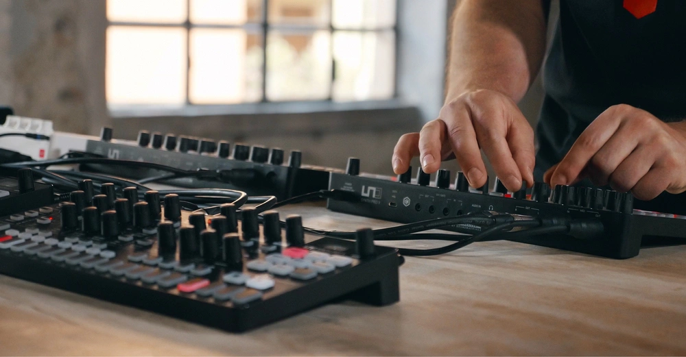 ik-multimedia-uno-synth-pro-x-parametrik-sintisizer-asimetrik-e-ticaret-gorsel1